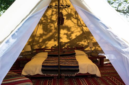 een slaapkamer met een bed in een tent bij Podere di Maggio - Canvas tent Chestnut in Santa Fiora