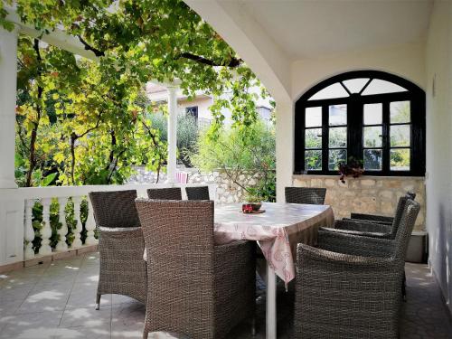 una mesa y sillas en un patio en Apartments & Rooms Milena, en Vodice