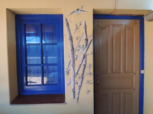 a blue door and a window next to a wall at Isla Francia in Asuncion