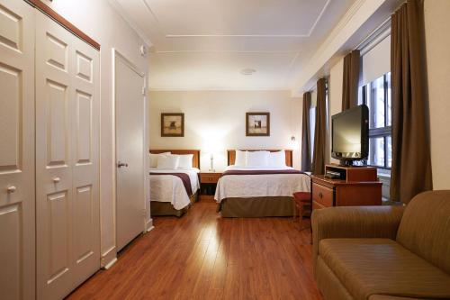 Posteľ alebo postele v izbe v ubytovaní Hotel St-Denis