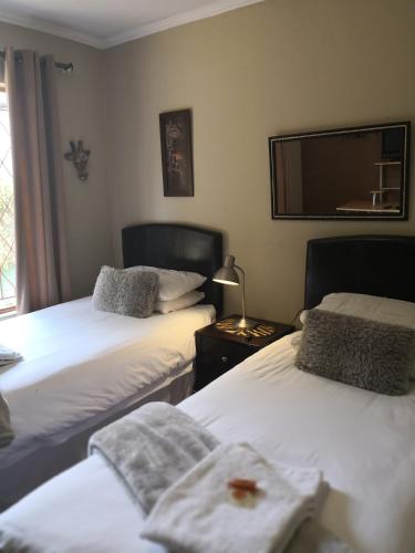 Postel nebo postele na pokoji v ubytování 3 Brothers B&B