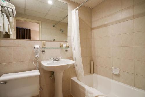 Koupelna v ubytování Hotel St-Denis