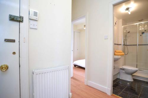 アバディーンにあるModern Flat in Rosemount/City Centreのトイレとシャワー付きの白いバスルーム