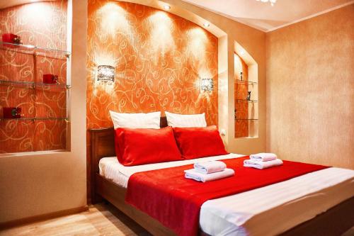 マグニトゴルスクにあるFive Stars Red Diamondのベッドルーム1室(ベッド1台、タオル2枚付)