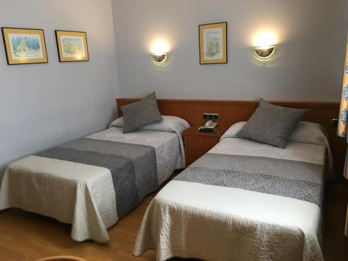 Habitación pequeña con 2 camas en Encasa Hotel Almansa, en Almansa