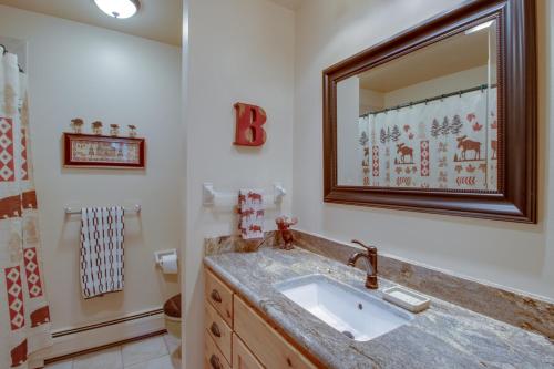 a bathroom with a sink and a mirror at Cottage of Course - Permit #3092 in Estes Park