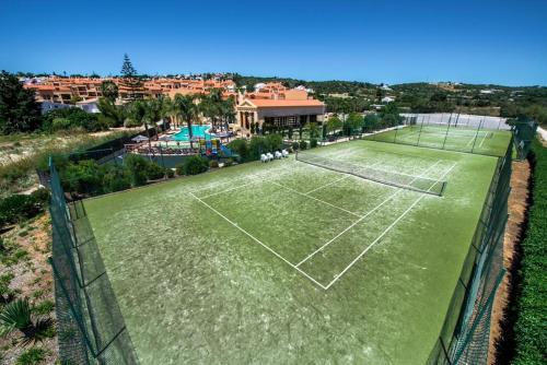 ルースにあるRother Praia da Luz Luxury Apartmentのテニスコートのオーバーヘッドビュー