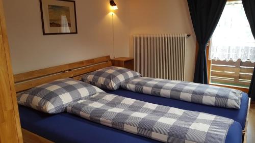 2 camas individuales en una habitación con ventana en Ferienwohnung Apres Ski en Schruns