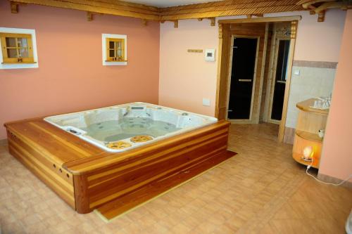 une grande baignoire jacuzzi au milieu d'une pièce dans l'établissement Country House Apat, à Šoštanj