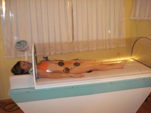 una mujer tumbada en una bañera en una bañera en Medamar Club en Villa Gesell