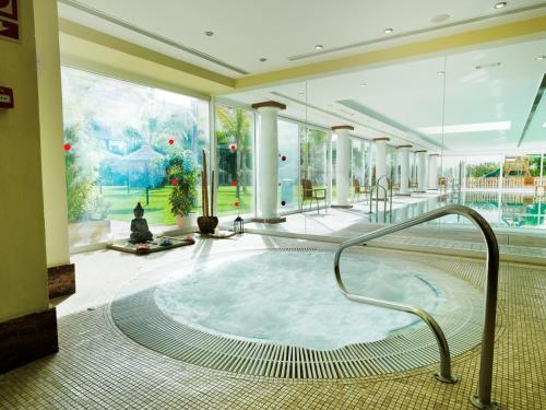 Cette chambre spacieuse dispose d'un bain à remous et d'une grande fenêtre. dans l'établissement Hotel Monarque Fuengirola Park, à Fuengirola