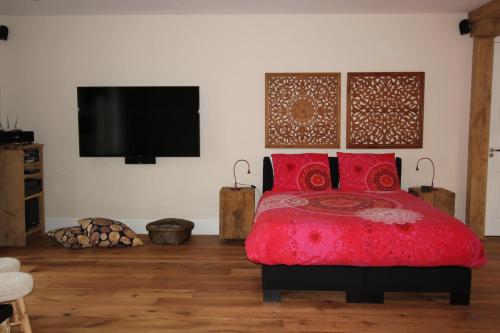 سرير أو أسرّة في غرفة في B&B Het Koetshuis