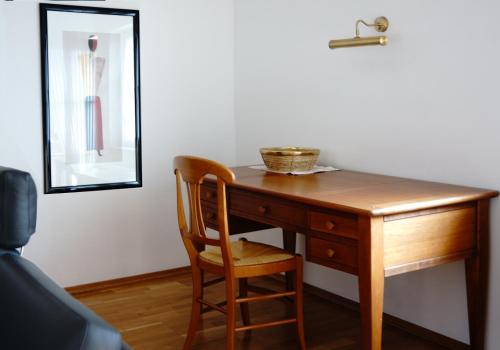 a wooden desk with a chair next to a mirror at Ferien in Himmelpfort in Himmelpfort
