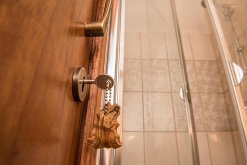 una puerta de madera con llave en una ducha en Our House, en Vavla