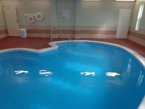a swimming pool with blue walls and a blue floor at Ocean Shores Inn & Suites in Ocean Shores