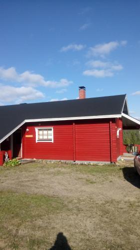 Kotila的住宿－Metsorinne，黑色屋顶的红色建筑