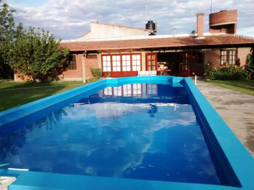 uma piscina em frente a uma casa em ALOJAMIENTO VALLE DE SALTA em Salta