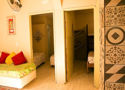 トリンダーデにあるTrindade Hospeda - Casa 2 - 20 Passos da Areiaのベッド2台付きの部屋とベッド2台付きの部屋