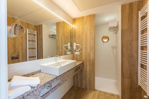un baño con lavabo y espejo en Suites at Sea, en Villajoyosa
