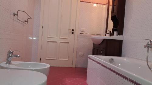 a bathroom with a sink and a tub and a toilet at Dimora d'epoca "Ideale per Coppie" in Avola