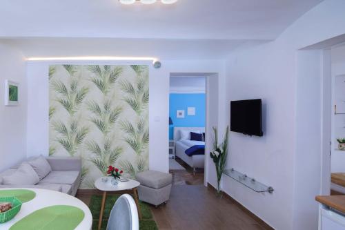 een woonkamer met een bank en een tv bij Inter Apartment Belgrade with free Parking in Belgrado