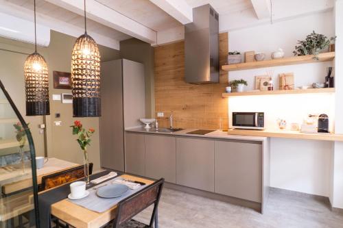 eine Küche und ein Esszimmer mit einem Tisch und einer Theke in der Unterkunft B&B Dei Poeti in Civitanova Marche