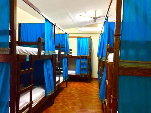 Ένα ή περισσότερα κρεβάτια σε δωμάτιο στο Hostal Antigua