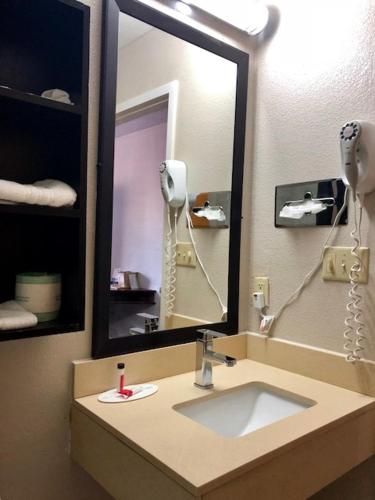 Bilik mandi di Microtel Inn by Wyndham - Murfreesboro