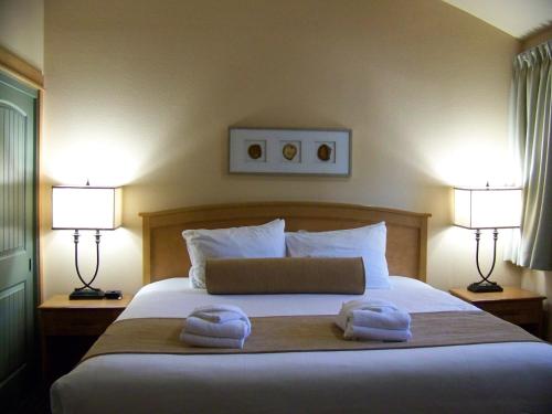 Un pat sau paturi într-o cameră la The Pines at Sunriver