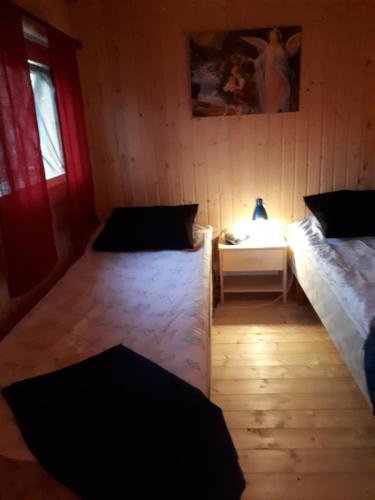 Postel nebo postele na pokoji v ubytování Dessans Café & Logi