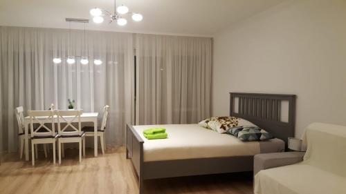 バート・クロツィンゲンにあるMariaPrimaVera Apartment am Kurpark mit Schwarzwaldblick * * * *のベッドルーム1室(ベッド1台付)、ダイニングルームが備わります。