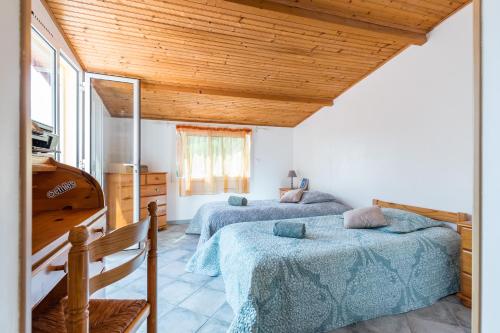 Un pat sau paturi într-o cameră la La maison des vacances