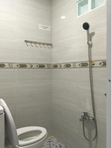 uma casa de banho com um WC e um chuveiro em Homestay CÁT TIÊN em Long Hai