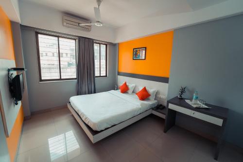 Łóżko lub łóżka w pokoju w obiekcie Hotel Aashish Deluxe Pet Friendly