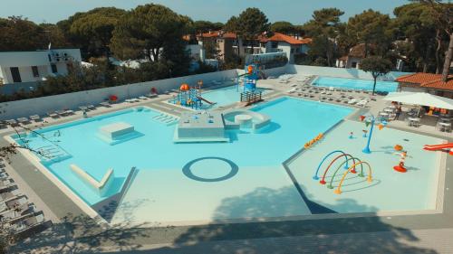 una vista sul tetto di una grande piscina con parco giochi di Camping Mare e Pineta a Lido di Spina