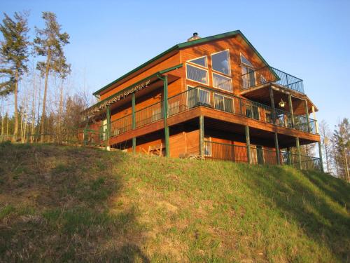 ein großes Haus auf einem Hügel in der Unterkunft Wild Nature B&B in Kelowna