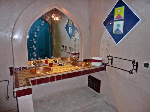 a bathroom with two sinks and a large mirror at Riad-villa Agadir-Taroudant in Sidi Boumoussa