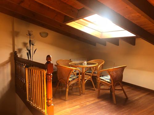 奧尼亞的住宿－Casa De La Juderia，一间带桌椅和天窗的用餐室