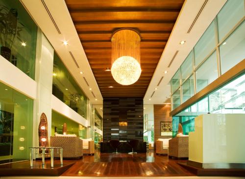 eine Lobby mit einem Kronleuchter in einem Gebäude in der Unterkunft Golden Pearl Hotel in Bangkok