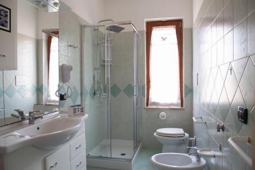a bathroom with a shower and a toilet and a sink at B&B Villa dei Sogni in Eboli
