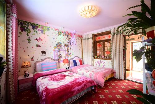 een slaapkamer met 2 bedden en een muur bedekt met bloemen bij October Inn in Lijiang