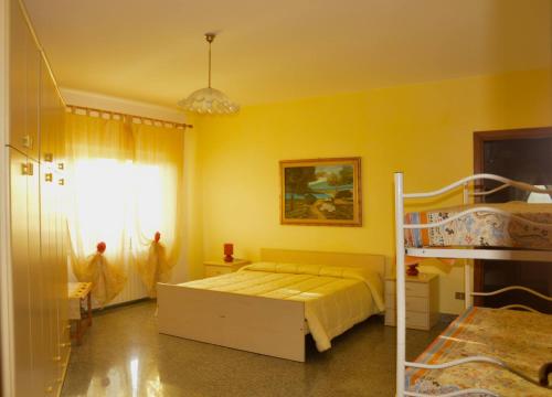 1 dormitorio con 1 cama y 1 litera en B&B Andalas, en Olbia