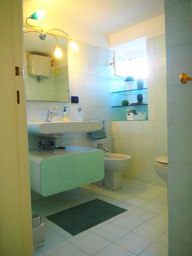 ペルージャにあるtrompe l'oeilのバスルーム(洗面台、トイレ付)