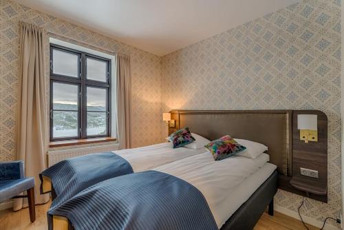 En eller flere senge i et værelse på Hotell Eikerapen Gjestegård Åseral