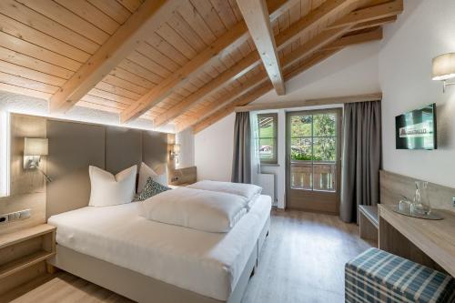 Un dormitorio con una gran cama blanca y una ventana en Appartement Cristallo, en Sölden