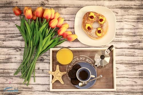 - un plateau avec une tasse de café et un bouquet de fleurs dans l'établissement B&B Valentina, à Sorrente