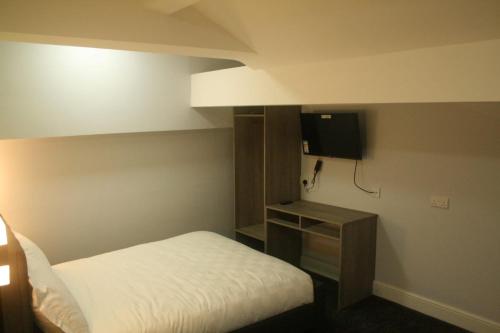 Tempat tidur dalam kamar di The Spring Bank APARTHOTEL