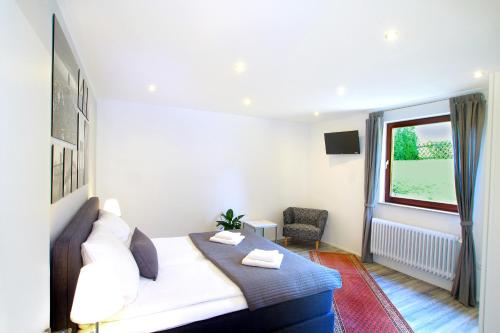 a bedroom with a bed and a window at Ferienwohnung Roxana - am Bodensee in Friedrichshafen