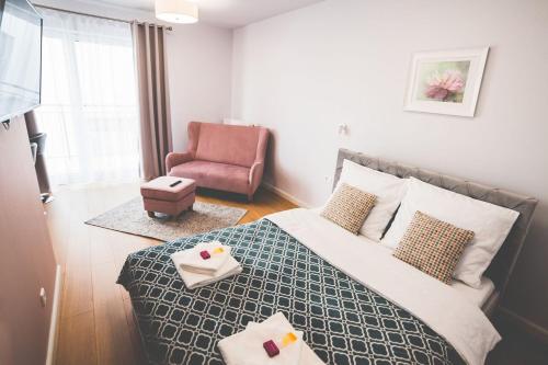 Un pat sau paturi într-o cameră la Apartament Słoneczny