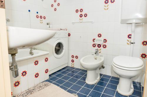 Casa Posta 3 في دوماسو: حمام مع مرحاض ومغسلة وغسالة